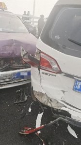 ​郑新大桥超200辆车相撞致1死 亲历者：近7小时没吃上饭