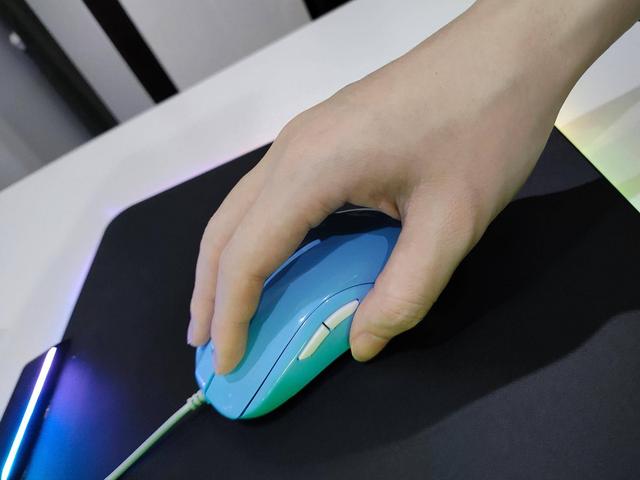 职业选手热捧的卓威fk2鼠标上手 稳中有升的优质FPS鼠标(11)