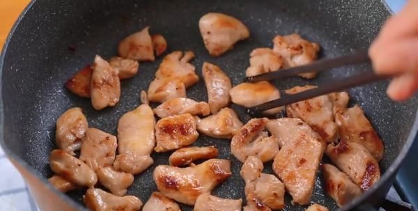 鸡胸肉怎么做好吃,鸡胸肉怎么做好吃 教你4种不错的方法视频图18