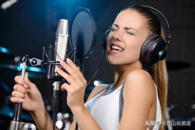 ​跟着录音一起唱用英语怎么说（跟着歌一起唱用英语怎么说）