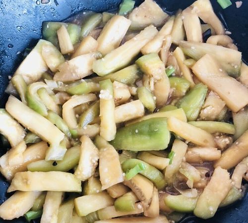怎么炒茄子条,土豆条炒茄子条的家常做法