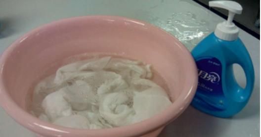 白短袖发黄怎么洗白，我的白色纯棉短袖发黄了，怎么洗可以洗白点啊？图4