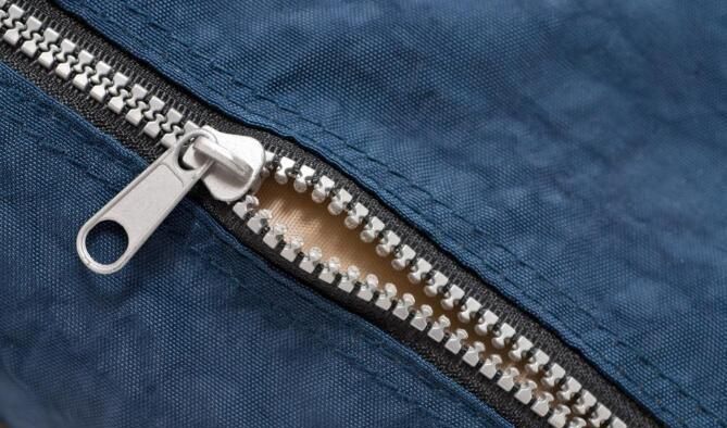 包的拉链一边脱轨怎么装