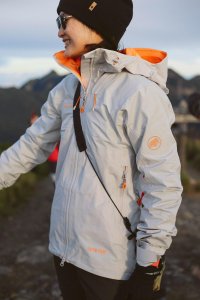 ​软壳冲锋衣和硬壳冲锋衣区别(软壳冲锋衣和硬壳冲锋衣哪个好)