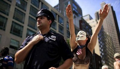 ​国际裸胸日，赤暴露爆乳大街上游行_倡仪二性同等/组图