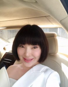 ​唱常回家看看的陈红离婚后与前夫官司不断，曾因劳累过度差点瘫痪