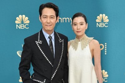 ​李政宰牵13年女友走艾美奖红毯！认爱「第一名媛」林世玲打响D社名号