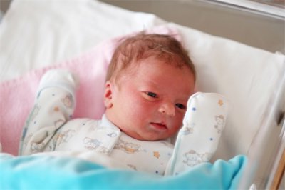 ​初生婴儿怎样护理（新生儿护理，妈妈牢记“七做三不做”，促使宝宝健康成长）