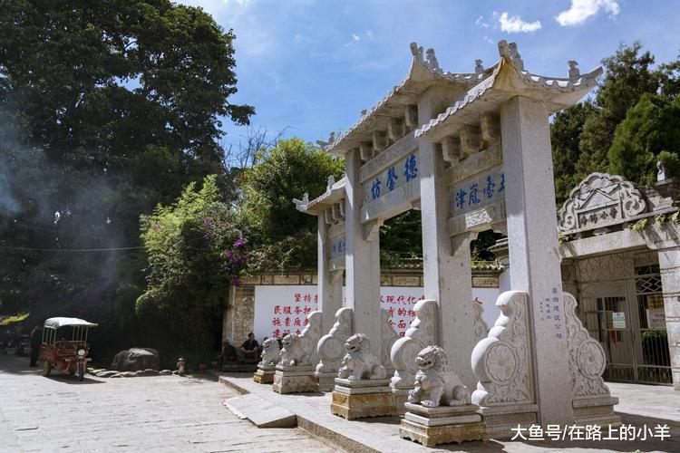 第三天:前往大理的景点包括下丘市的大理古城,南涧白族民族风情特色小镇和海东新区