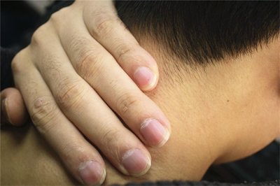 ​脖子上长的小肉粒是什么东西（脖子上的小肉揪，是什么东西？是不是疣？会不会