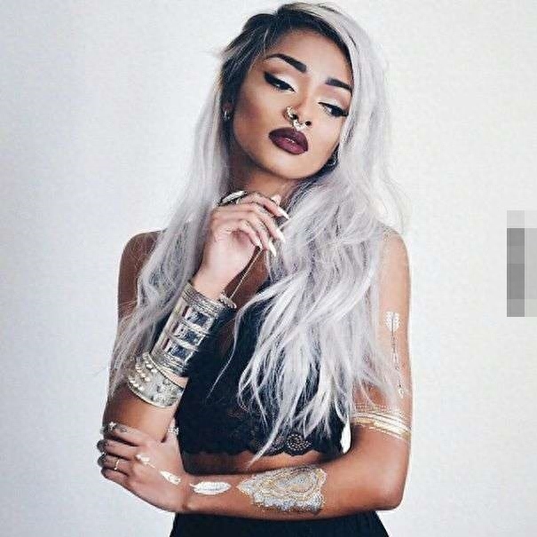 前卫又不失美感的老态风银灰发色,配上完美妆容不要太酷