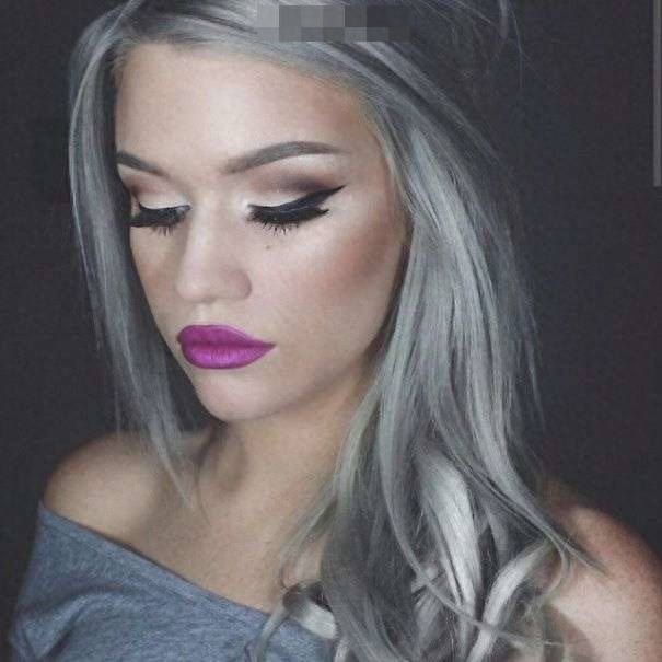 前卫又不失美感的老态风银灰发色,配上完美妆容不要太酷