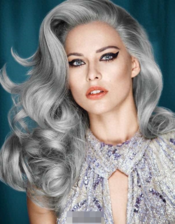 前卫又不失美感的老态风银灰发色,配上完美妆容不要太酷