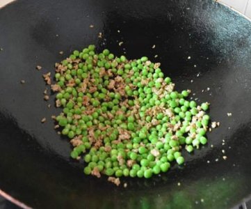 ​豌豆配啥菜炒着好吃？此物一起炒，每周吃2次，视力清晰，补钙体质好