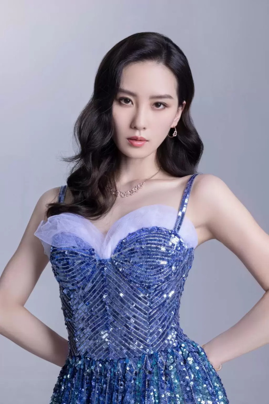 刘诗诗蓝色吊带闪片裙写真,天鹅颈吸睛性感撩人