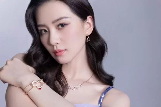 刘诗诗蓝色吊带闪片裙写真,天鹅颈吸睛性感撩人