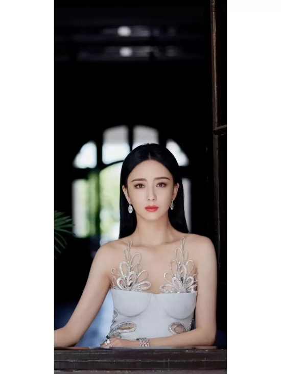 佟丽娅白色半镂空礼服写真，勾勒曼妙有致的身材曲线