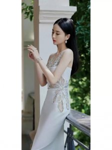 ​佟丽娅白色半镂空礼服写真，勾勒曼妙有致的身材曲线