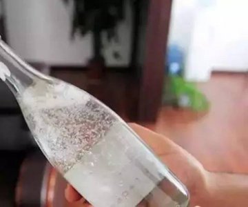 ​白酒一摇出泡(白酒摇出泡沫)