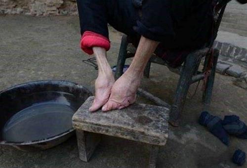 清朝女子裹脚的原因,其实就是为了满足男人的需求