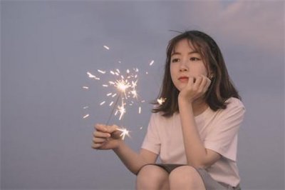 ​心理学喜欢一个人的肢体语言 心理学如何分析一个人是否喜欢你