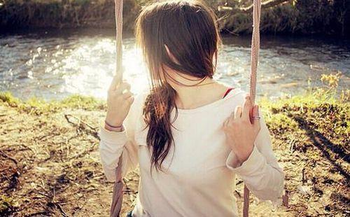 跟女生聊天时非常尴尬，该找什么话题