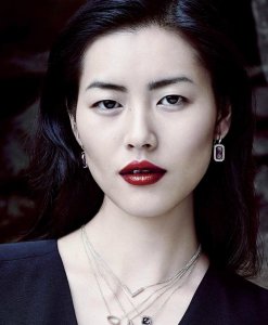 ​超模刘雯发文悼念香奈儿艺术总监老佛爷：他给了我们一个美好时代
