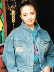 ​宋丹丹年轻照片曝光，性感身材堪比超模，年轻颜值不输小花