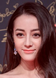 ​迪丽热巴五官太突出老的快，迪丽热巴最丑一个外型被指油光满面