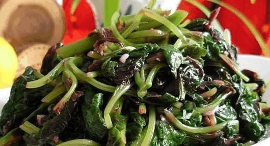 农村这种野菜一炒就“出血”, 夏吃补血效果好, 但一种人不能吃!