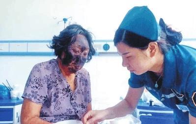 农村这种野菜一炒就“出血”, 夏吃补血效果好, 但一种人不能吃!