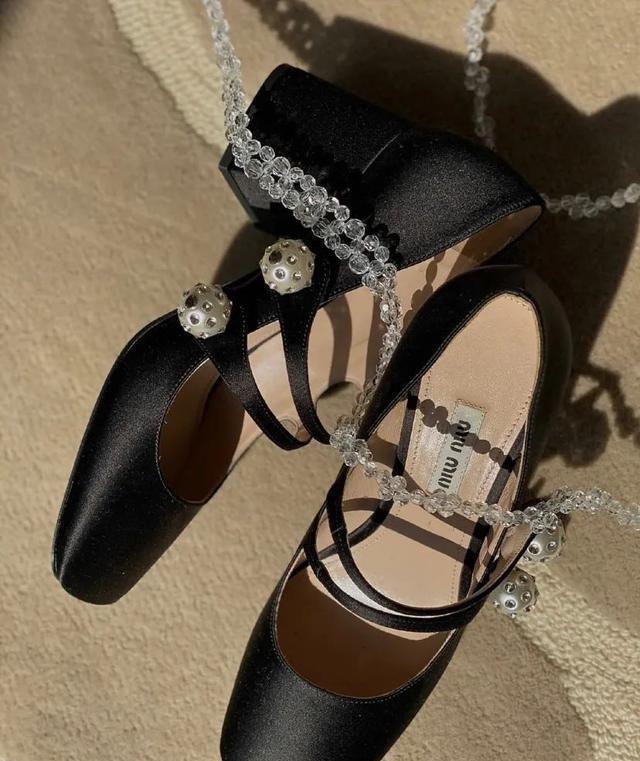 今春流行复古公主风的鞋子,温柔的精致感!