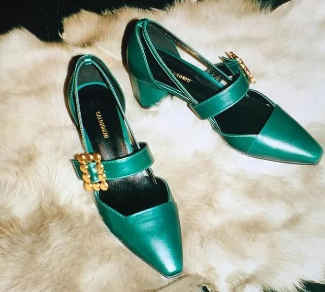今春流行复古公主风的鞋子,温柔的精致感!