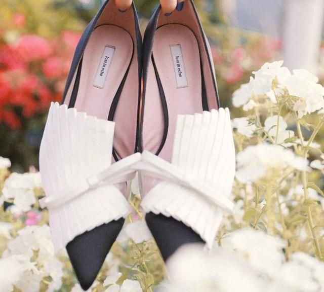 今春流行复古公主风的鞋子,温柔的精致感!