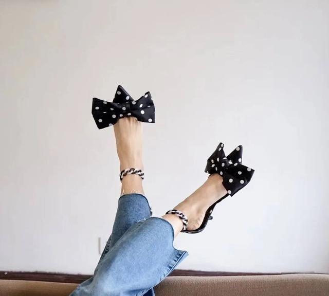 今春流行复古公主风的鞋子,温柔的精致感!