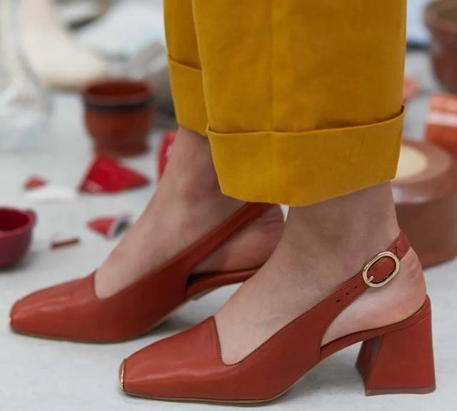 今春流行复古公主风的鞋子,温柔的精致感!