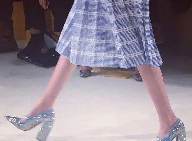 今春流行复古公主风的鞋子,温柔的精致感!