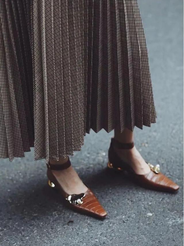 今春流行复古公主风的鞋子,温柔的精致感!