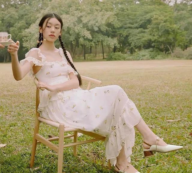 今春流行复古公主风的鞋子,温柔的精致感!