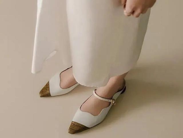今春流行复古公主风的鞋子,温柔的精致感!