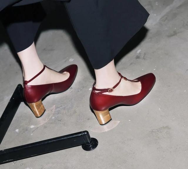 今春流行复古公主风的鞋子,温柔的精致感!