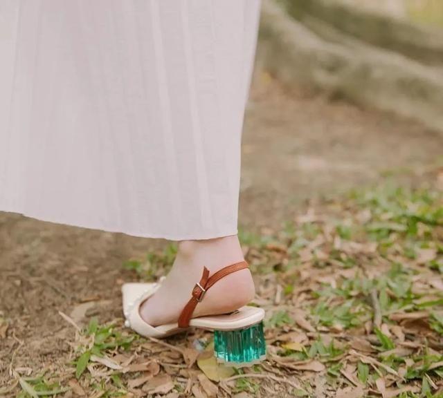 今春流行复古公主风的鞋子,温柔的精致感!