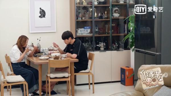 30岁魏大勋的家难得一见 网友：这下终于真相了