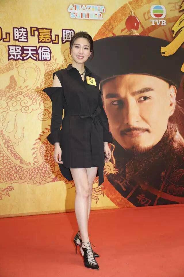 37岁姚子羚真会穿，淡紫翠花裙上身，嘟嘴卖萌似少女