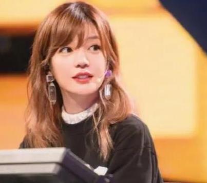 赵薇录新节目新造型太美:黑色T恤内搭白色衬衫,少女感十足