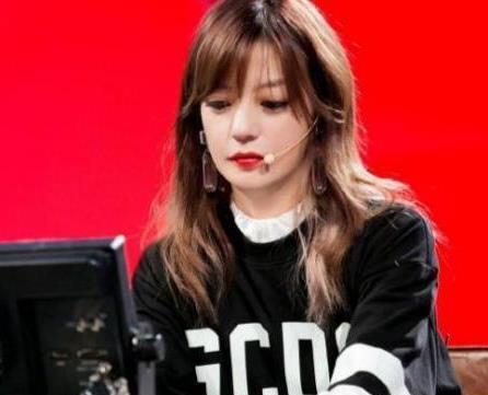 赵薇录新节目新造型太美:黑色T恤内搭白色衬衫,少女感十足