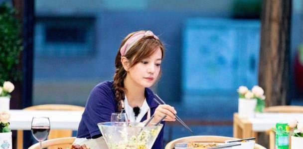 赵薇录新节目新造型太美:黑色T恤内搭白色衬衫,少女感十足