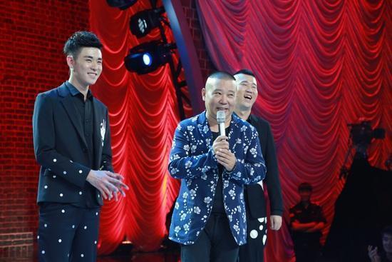 面容姣好的翩翩公子张云雷，背错一个字就被师父郭德纲打一巴掌