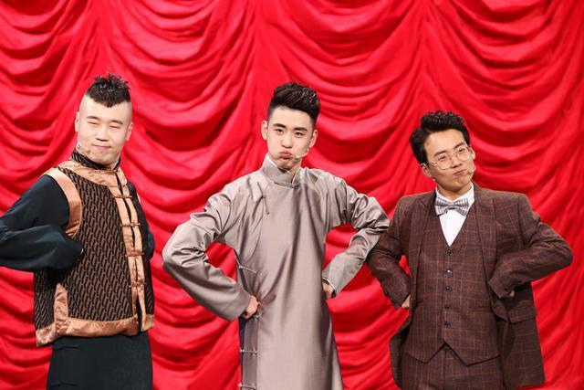 面容姣好的翩翩公子张云雷，背错一个字就被师父郭德纲打一巴掌