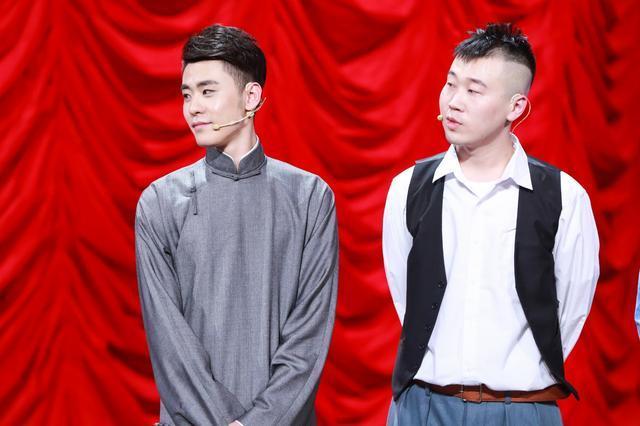 面容姣好的翩翩公子张云雷，背错一个字就被师父郭德纲打一巴掌